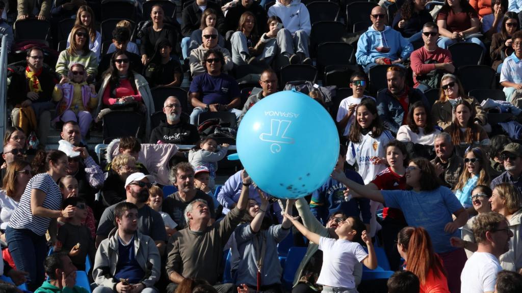 Un globo gigante entretiene al público durante el partido de Aspanoa.