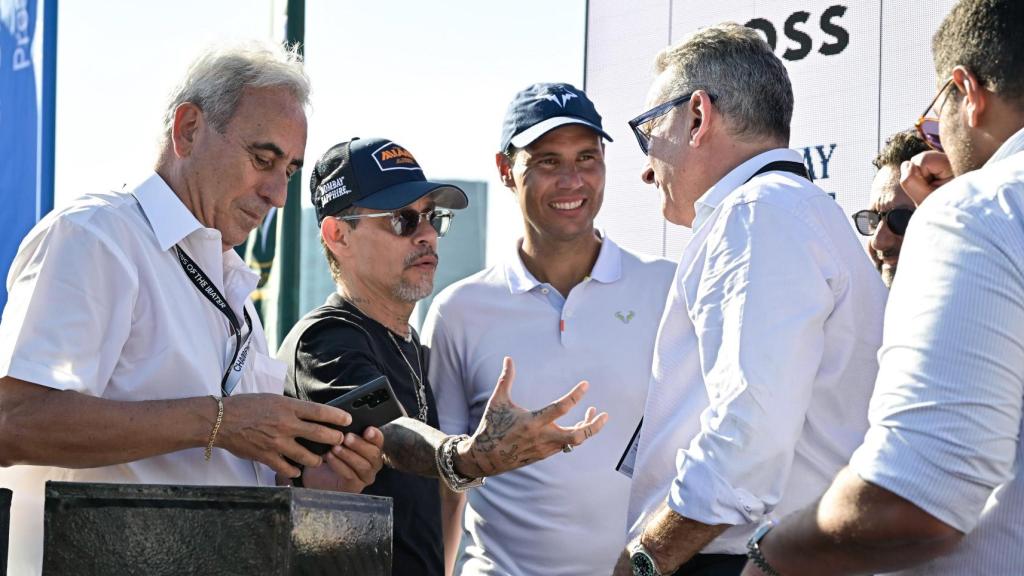 Rafa Nadal, con Marc Anthony y Alejandro Agag, en la final del GP E1 Miami, celebrada este domingo 9 de noviembre en Miami.
