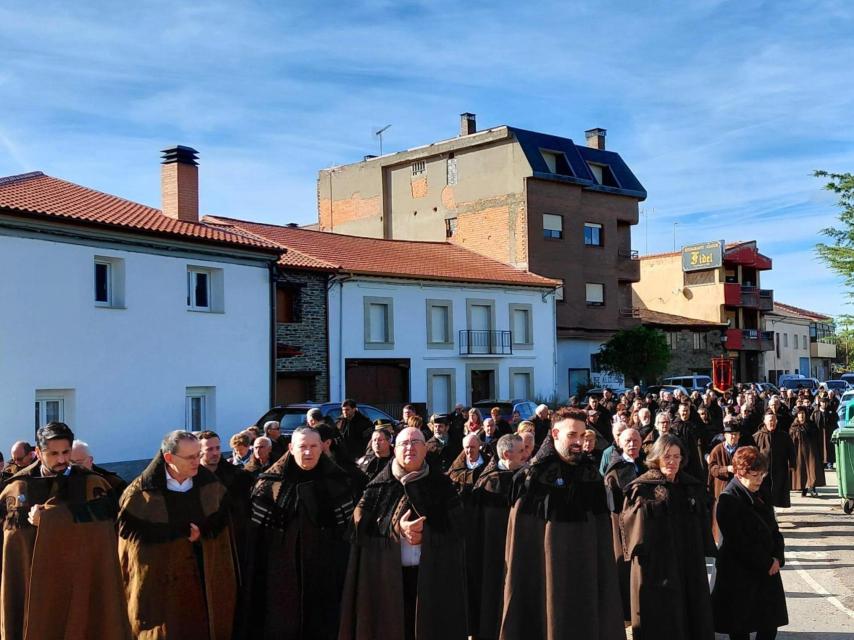 Varias decenas de personas, entre ellas el presidente de la Diputación de Zamora, participan en las jornadas de exaltación de la capa alistana