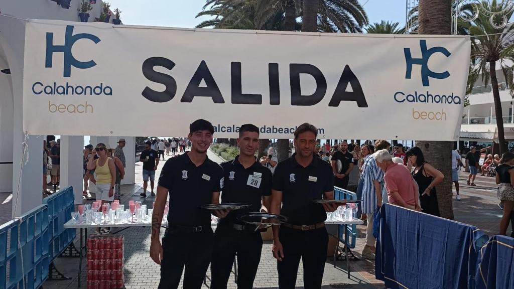 Carlos, durante el concurso, con dos compañeros.