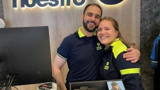 Andrés Urra junto a su mujer Fiorella Requena en la tienda.