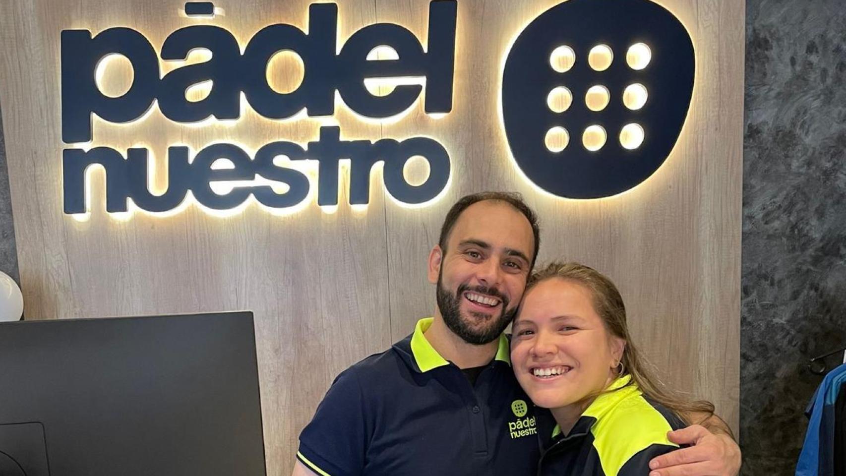 Andrés Urra junto a su mujer Fiorella Requena en la tienda.