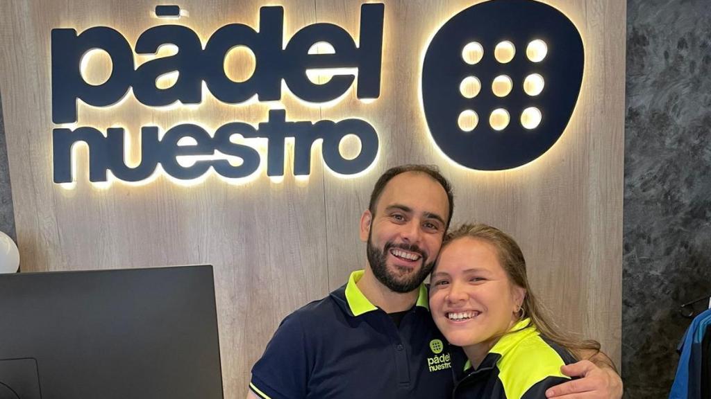 Andrés Urra junto a su mujer Fiorella Requena en la tienda.