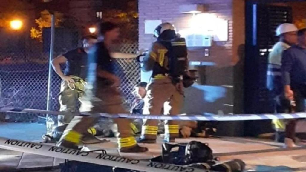 Personal de bomberos, el jueves 30 de octubre, interviniendo en la deflagración del residencial de Atarfe.