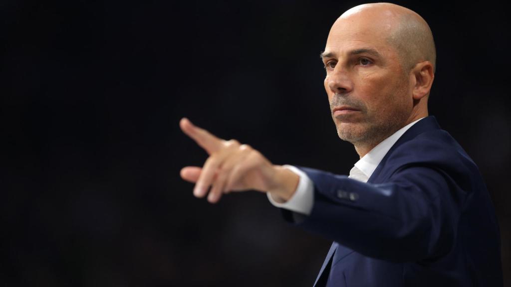Joan Peñarroya da instrucciones a sus jugadores durante el partido ante el Partizan.