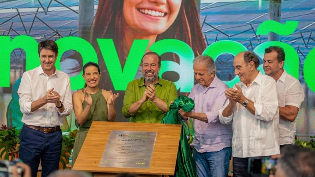 El CEO de Neoenergía, Eduardo Capelastegui; la gobernadora de Pernambuco; el ministro de Industria y el ministro de Defensa de Brasil; el presidente de Iberdrola, Ignacio Galán y el diputado federal, Waldemar Oliveira, en la presentación del proyecto.