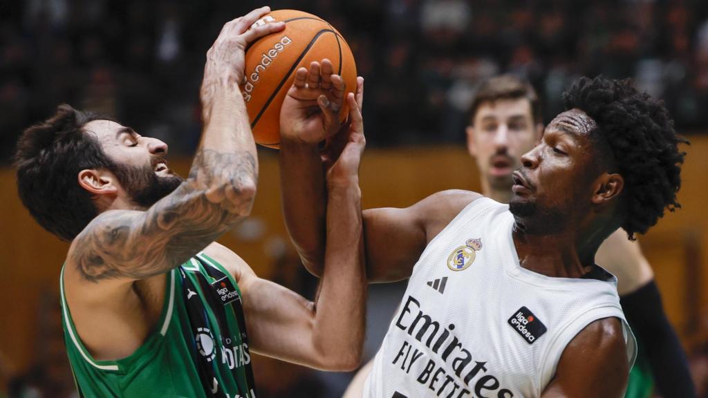 Ricky Rubio y Andrés Feliz luchan por el balón.