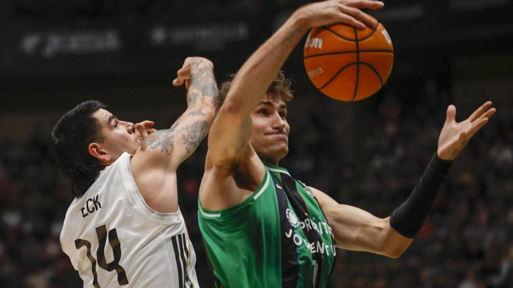 Deck pugna por llevarse el balón con Henri Drell.