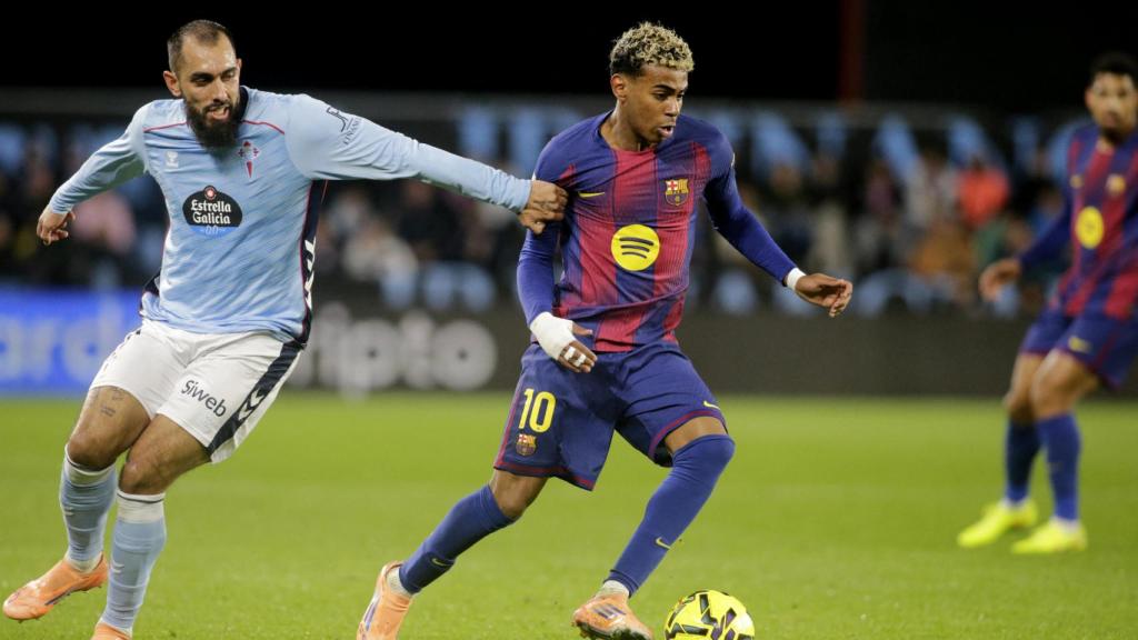 Lamine Yamal, presionado por Borja Iglesias.