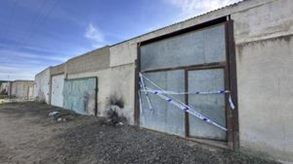 Una nave precintada por la Policía Nacional en Isla Mayor por el suceso de ayer sábado.