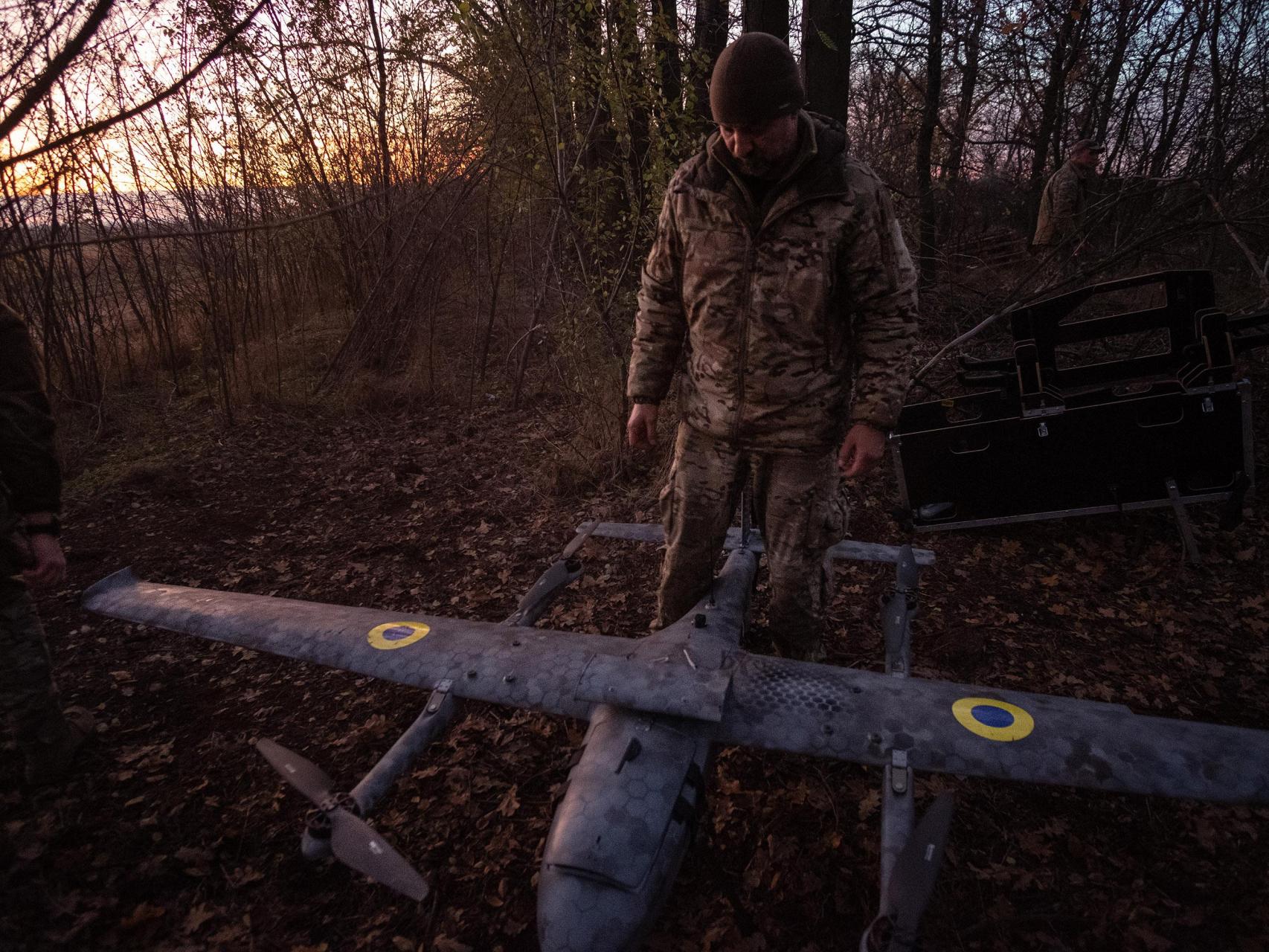 Un piloto de vehículo no tripulado ucraniano prepara un dron bombardero GARA para una misión de ataque en el frente de Pokrovsk.