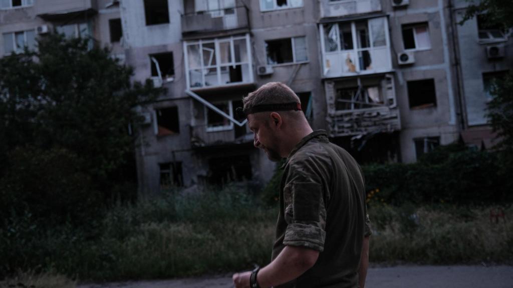 Un soldado ucraniano camina por la ciudad asediada de Myrnogrado (frente de Pokrosvk), donde tiene su posición de combate.
