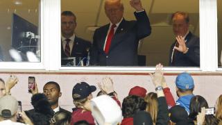Donald Trump saluda al público en el partido de los Washington Commanders de la NFL
