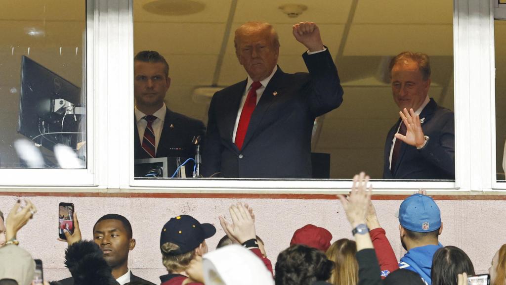 Donald Trump saluda al público en el partido de los Washington Commanders de la NFL