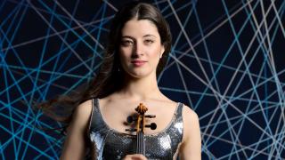 María  Dueñas: A veces siento que el violín aprende a hablar por mí