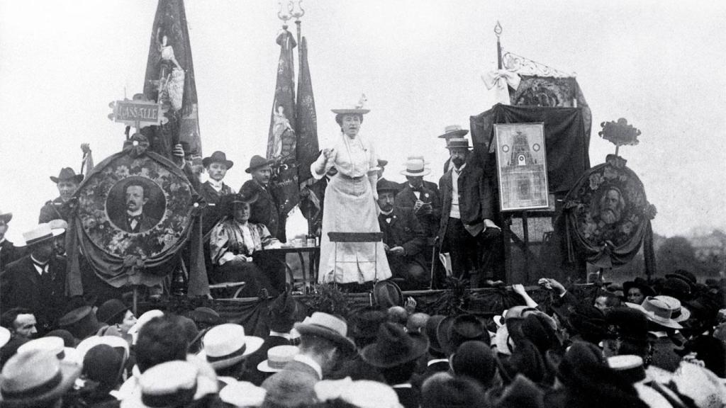 Rosa Luxemburgo dirigiéndose a una multitud durante el el Congreso Socialista Internacional de Sttugart en 1907. Foto: Wikipedia.