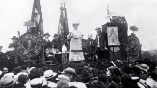 Rosa Luxemburgo dirigiéndose a una multitud en 1907. Foto: Wikipedia.