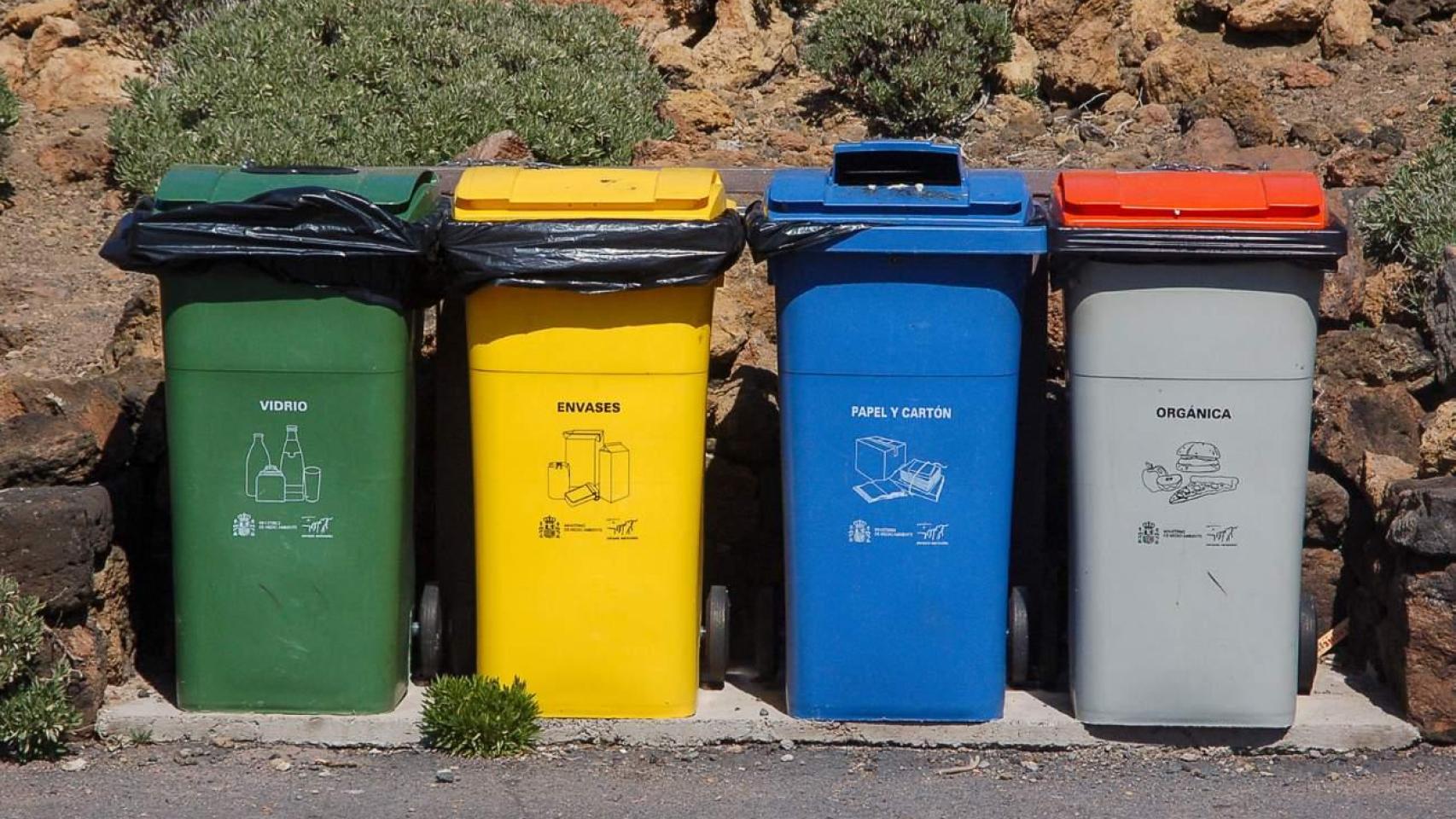 Diferentes contenedores de reciclaje