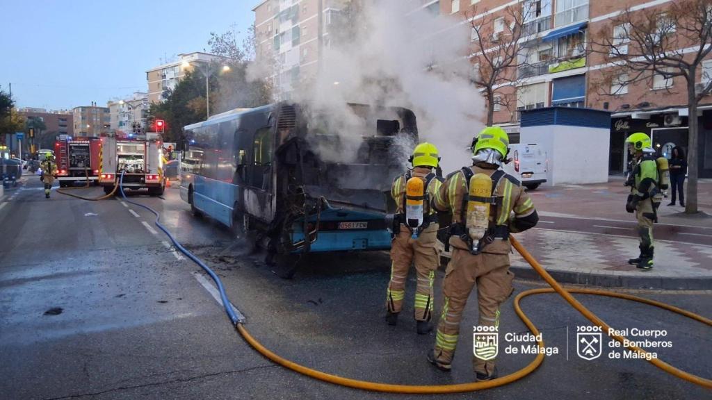 Arde un autobús de la EMT en el barrio de Miraflores de Málaga.