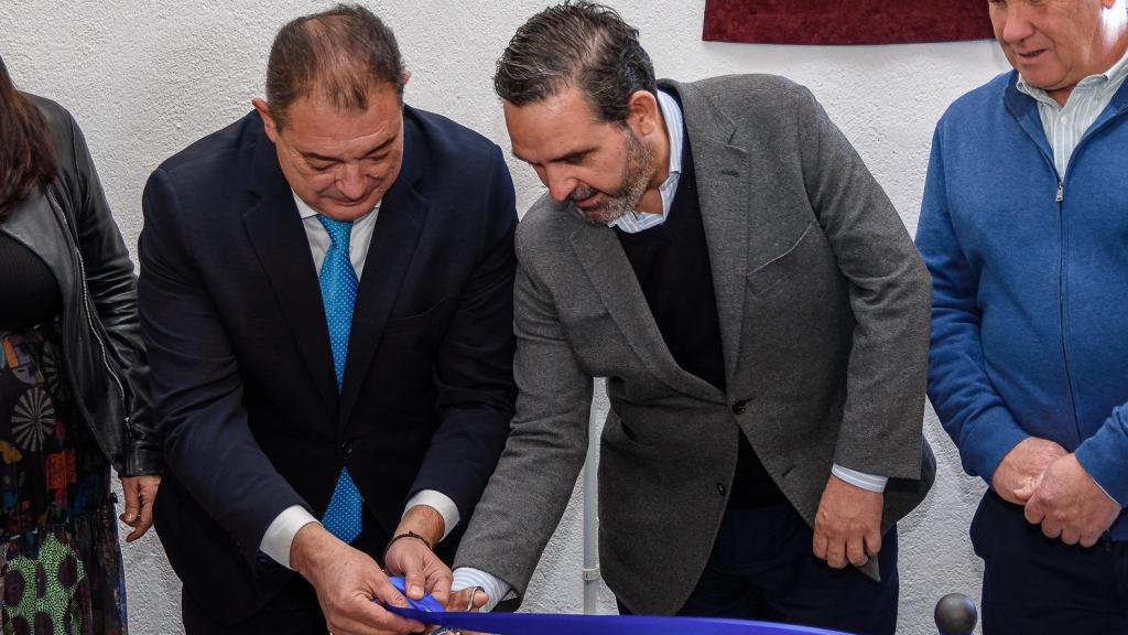 Romera y Fernández inaugurando el nuevo espacio social de Gálvez.