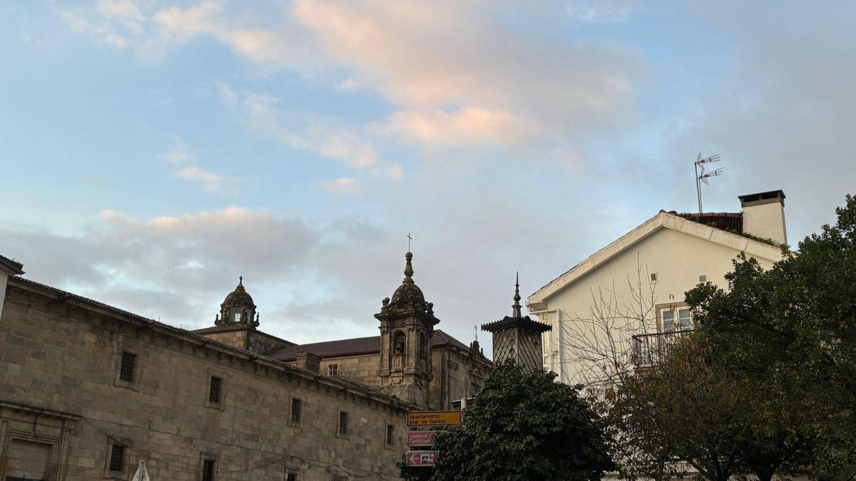 Nubes y claros para dar la bienvenida a la semana en Santiago de Compostela