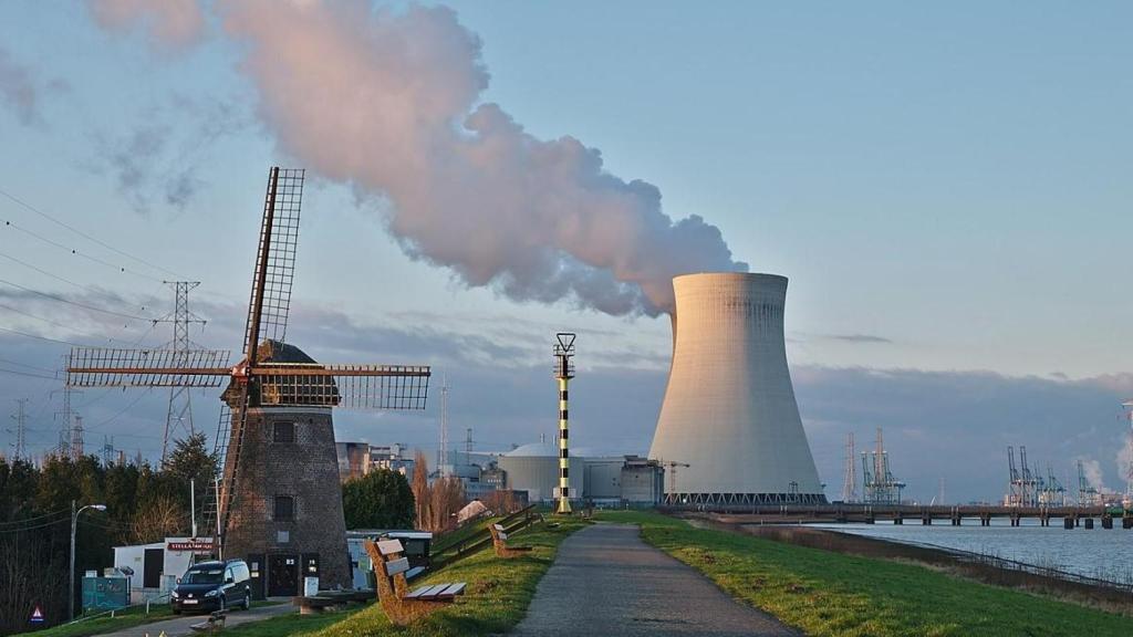 Central nuclear belga de Doel.