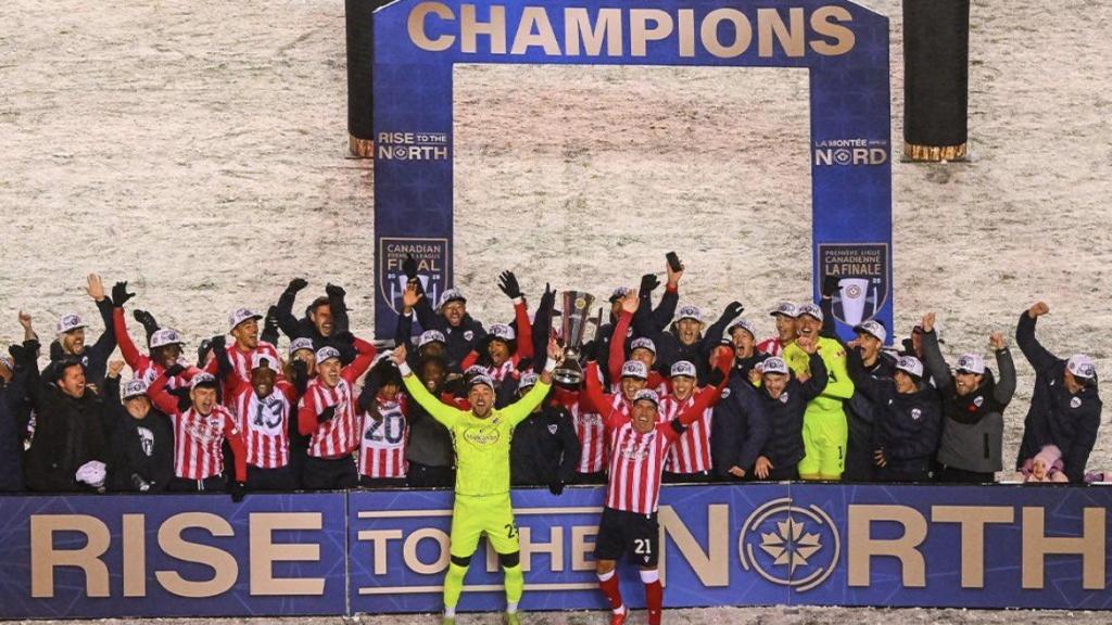 Alberto Zapater levanta el título.