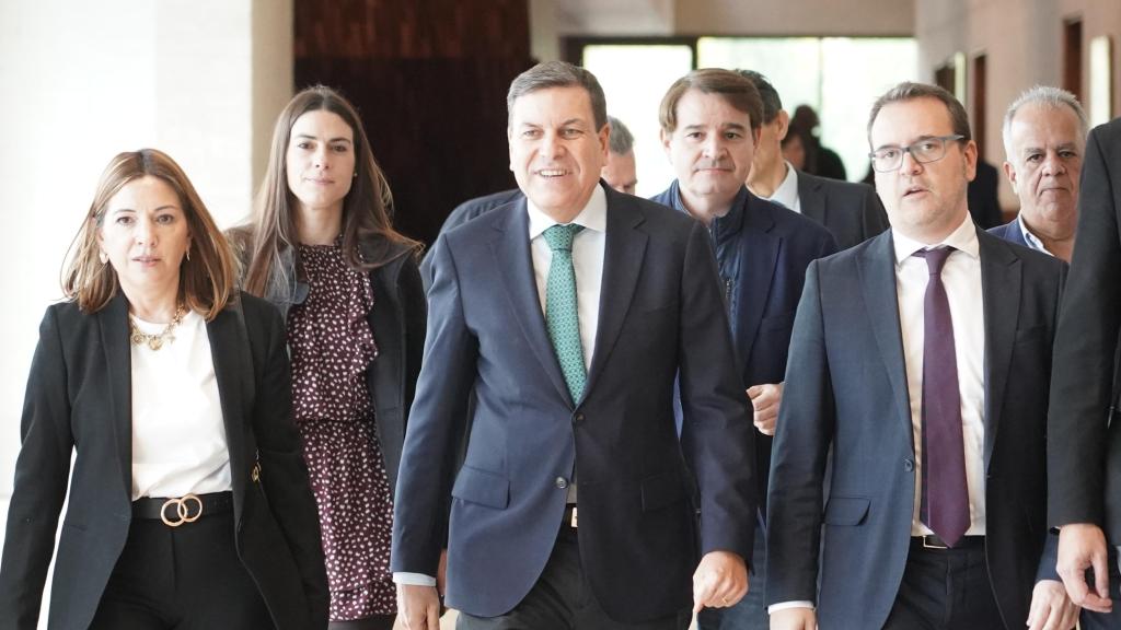 El consejero de Economía y Hacienda de la Junta de Castilla y León, Carlos Fernández Carriedo, a su llegada a su comparecencia de este lunes en las Cortes