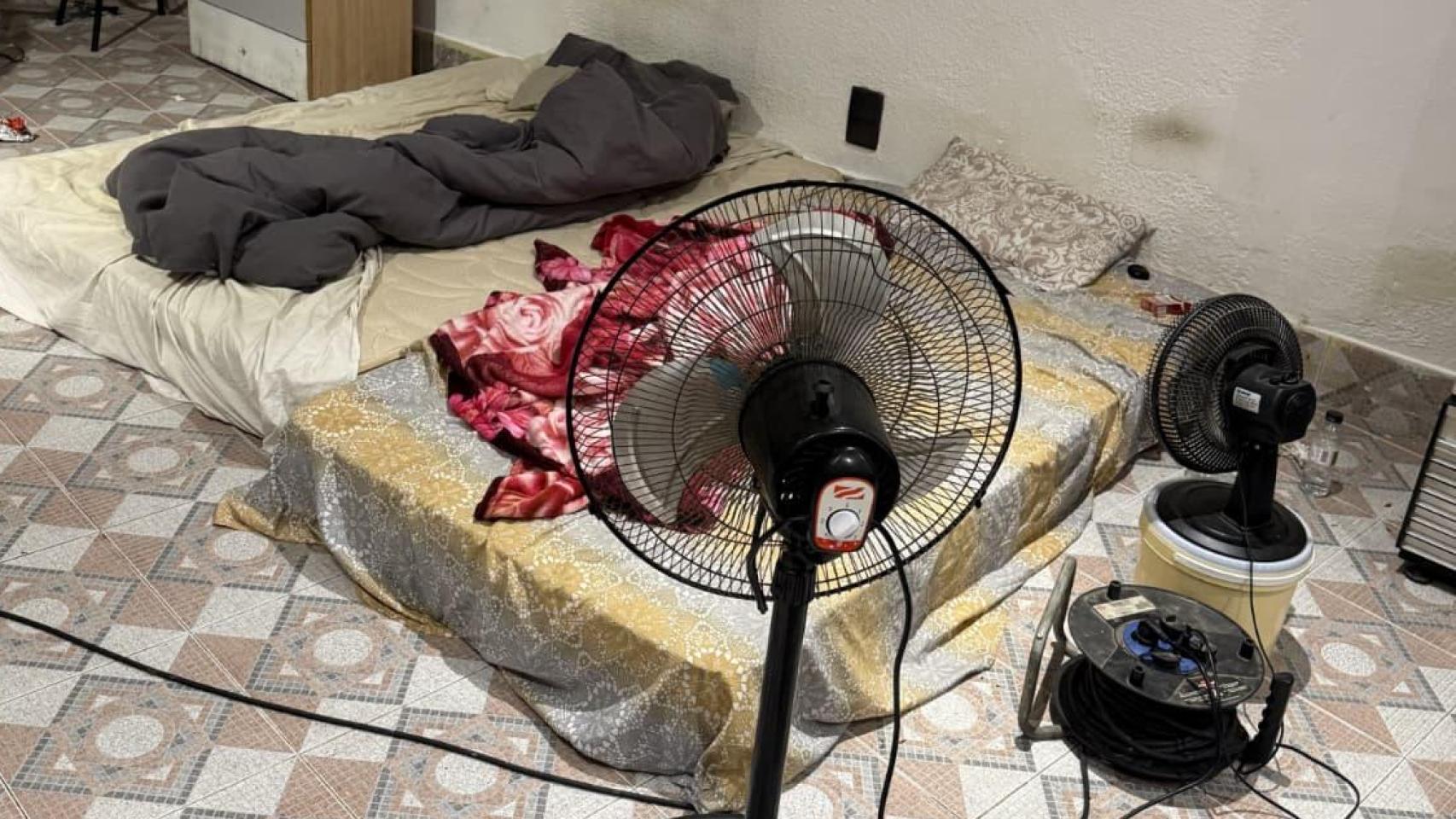 Colchones en los que dormían los trabajadores del kebab.