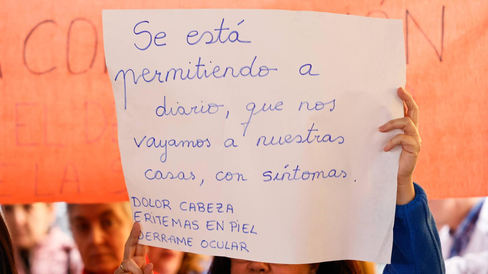 Una de las trabajadoras manifestándose a las puertas del Hospital Universitario de Toledo (HUT).