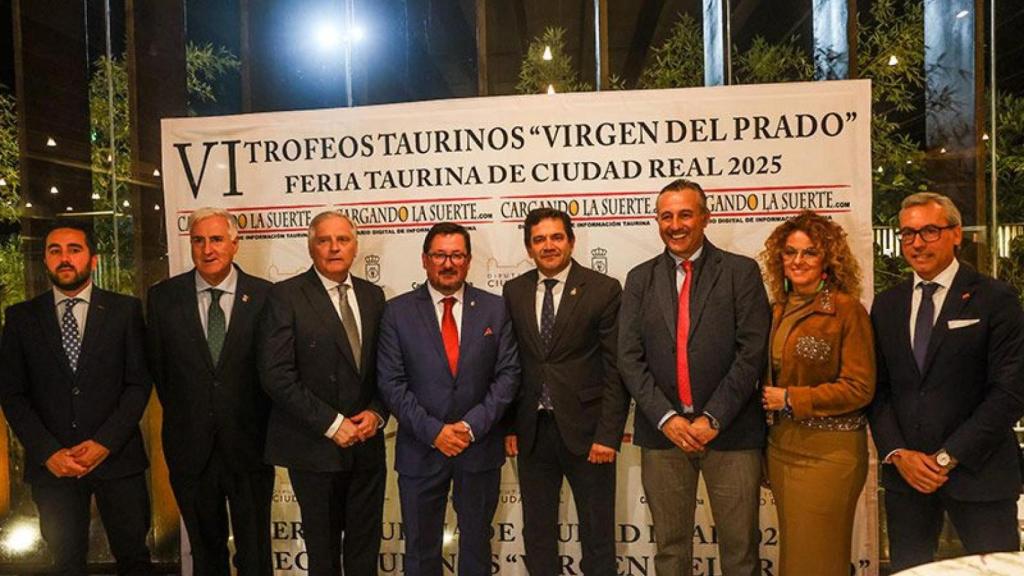 Valverde recibe la Medalla de Oro de la Federación Taurina Manchega por su compromiso institucional con la Fiesta Nacional y la tauromaquia.