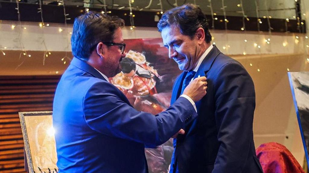 Valverde recibe la Medalla de Oro de la Federación Taurina Manchega por su compromiso institucional con la Fiesta Nacional y la tauromaquia.