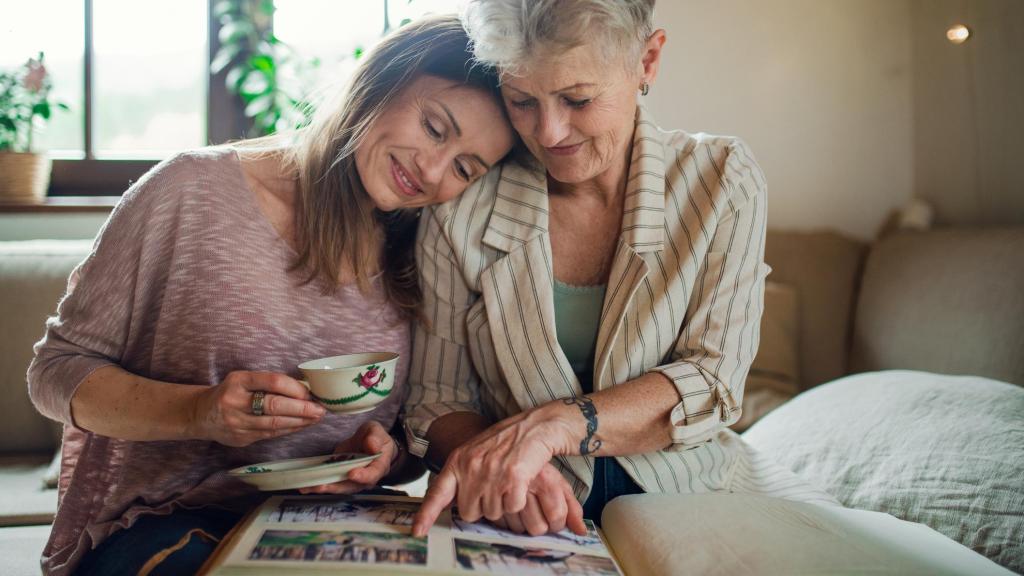 Imprimir recuerdos devuelve a la fotografía su valor emocional y reduce la huella digital de los archivos almacenados.