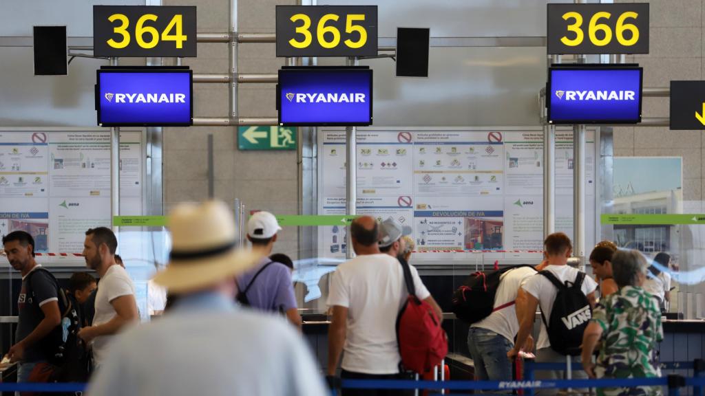 Cientos de turistas hacen colas en los puestos de embarque de Ryanair, en el Aeropuerto Costa del Sol.