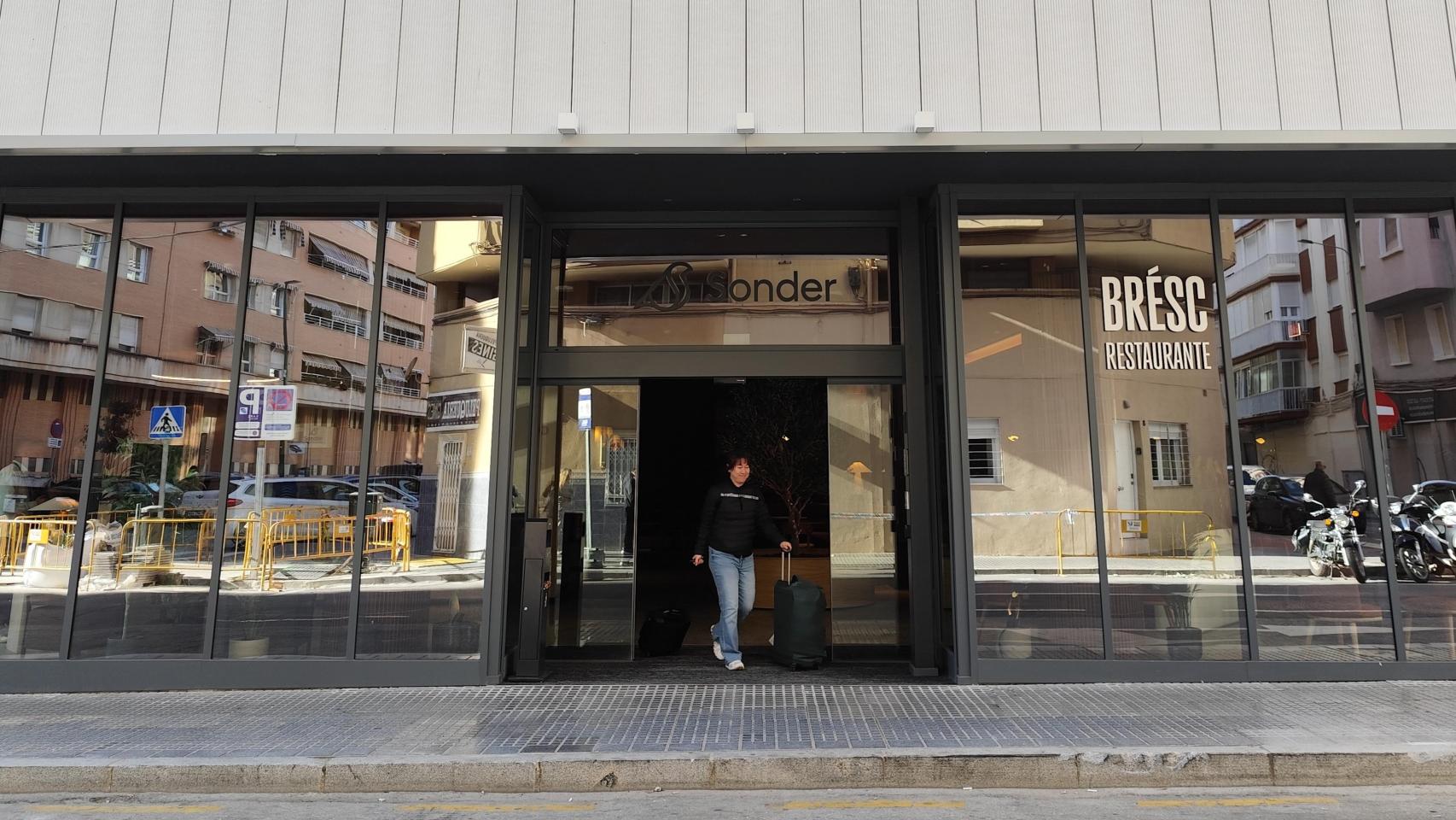 Un cliente abandona el hotel Sonder by Marriott.