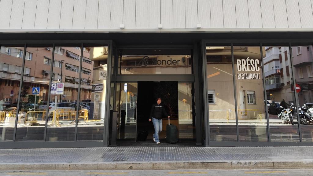 Un cliente abandona el hotel Sonder by Marriott.