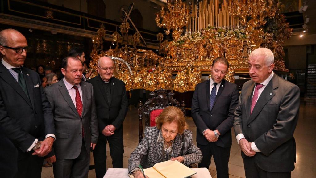 La reina Sofía, Camarera Honoraria de la Virgen de la Esperanza de Málaga.