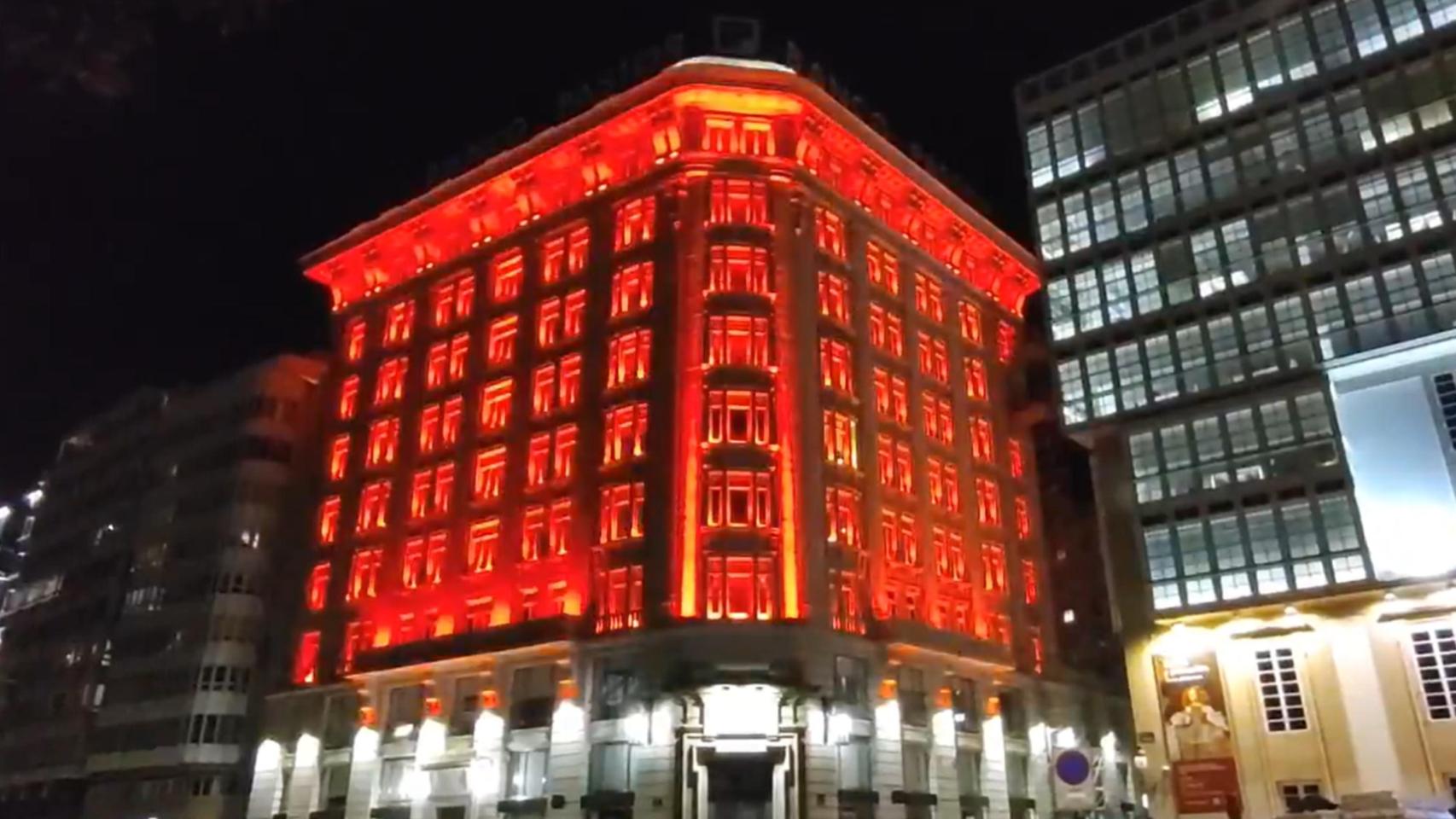 Así se iluminó la fachada del Banco Pastor de A Coruña