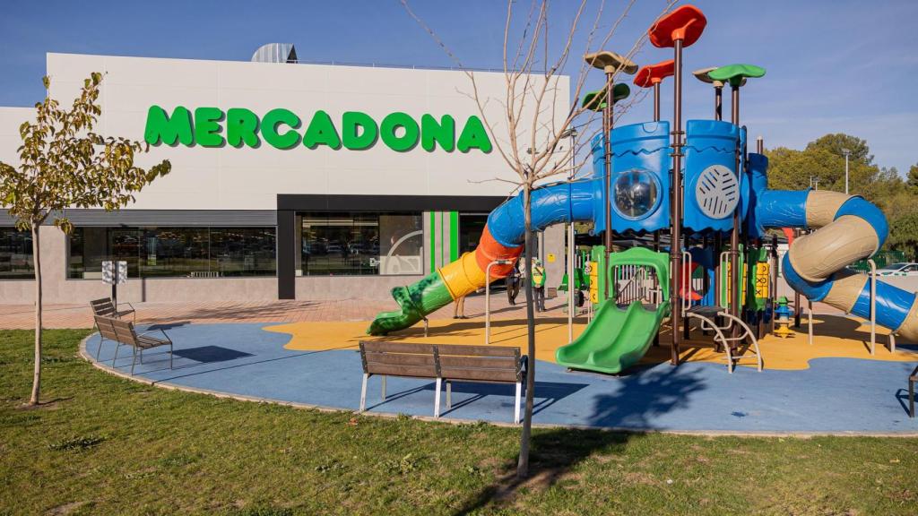 El parque exterior del supermercado de Petrer.