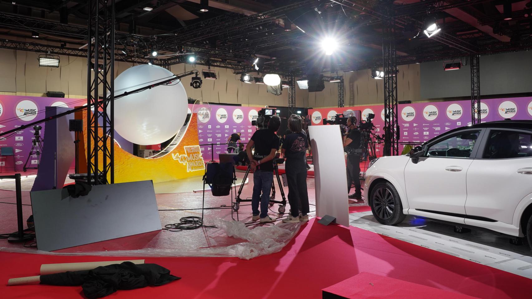 Imagen del montaje del 'preshow' y la alfombra roja de la gala de Los 40 Music Awards 2025 en Valencia. Raquel Granell