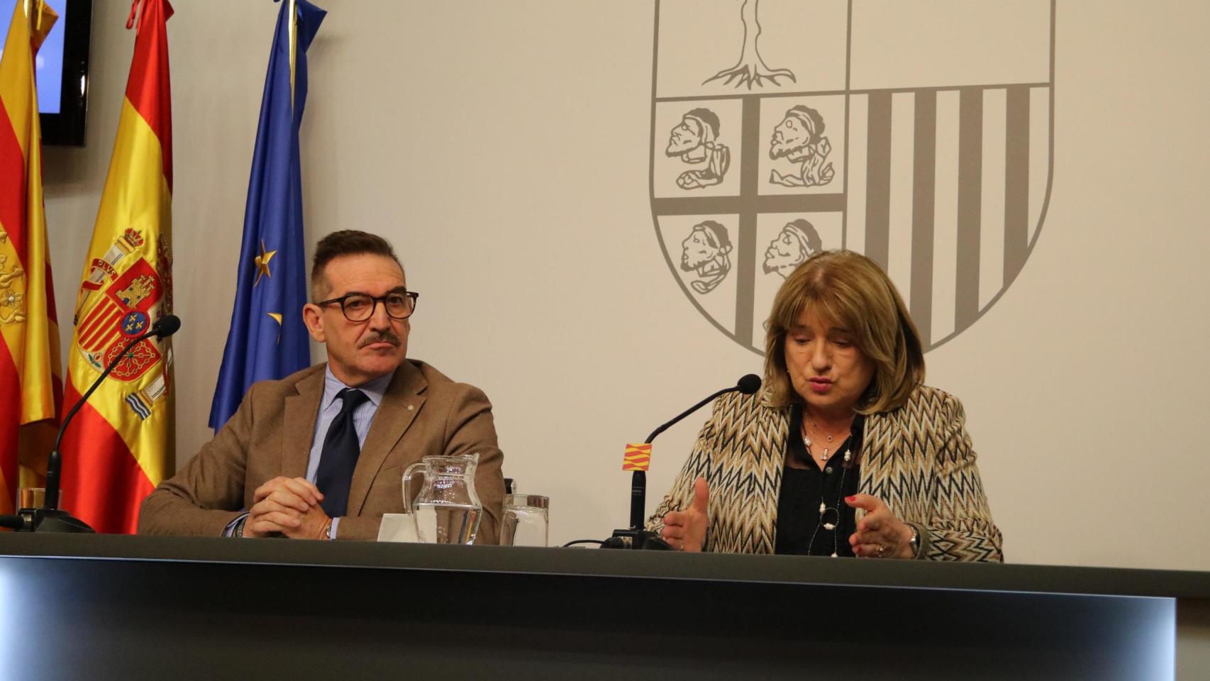 La consejera de Educación, Tomasa Hernández, y el director general de Planificación, Luis Mallada, en rueda de prensa este lunes.
