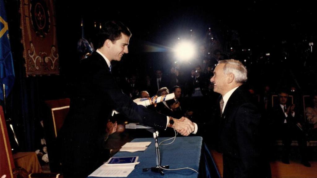 Amable Liñán recibiendo el Premio de Investigación 1993.