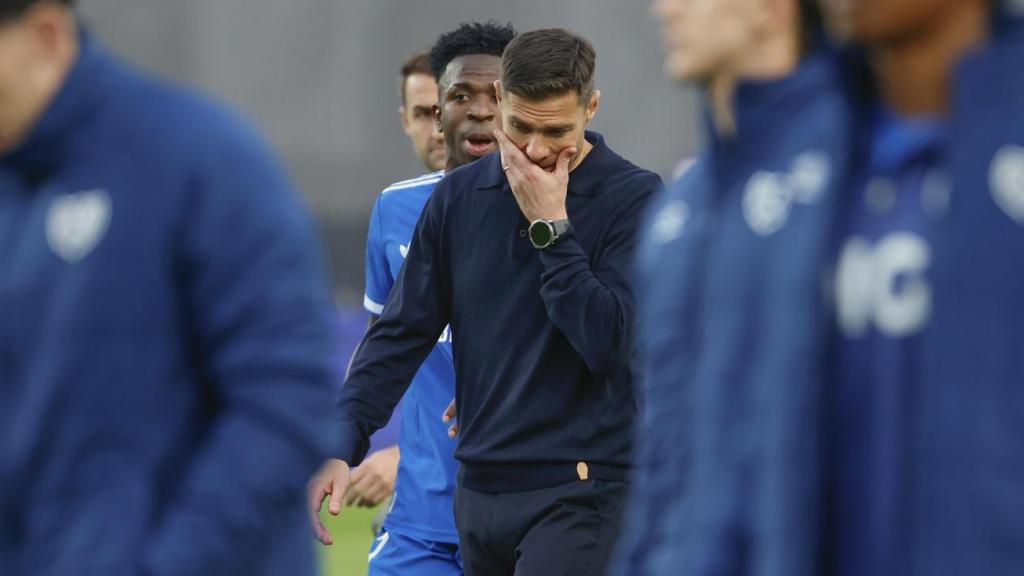Xabi Alonso y Vinicius, en el descanso del Rayo Vallecano - Real Madrid