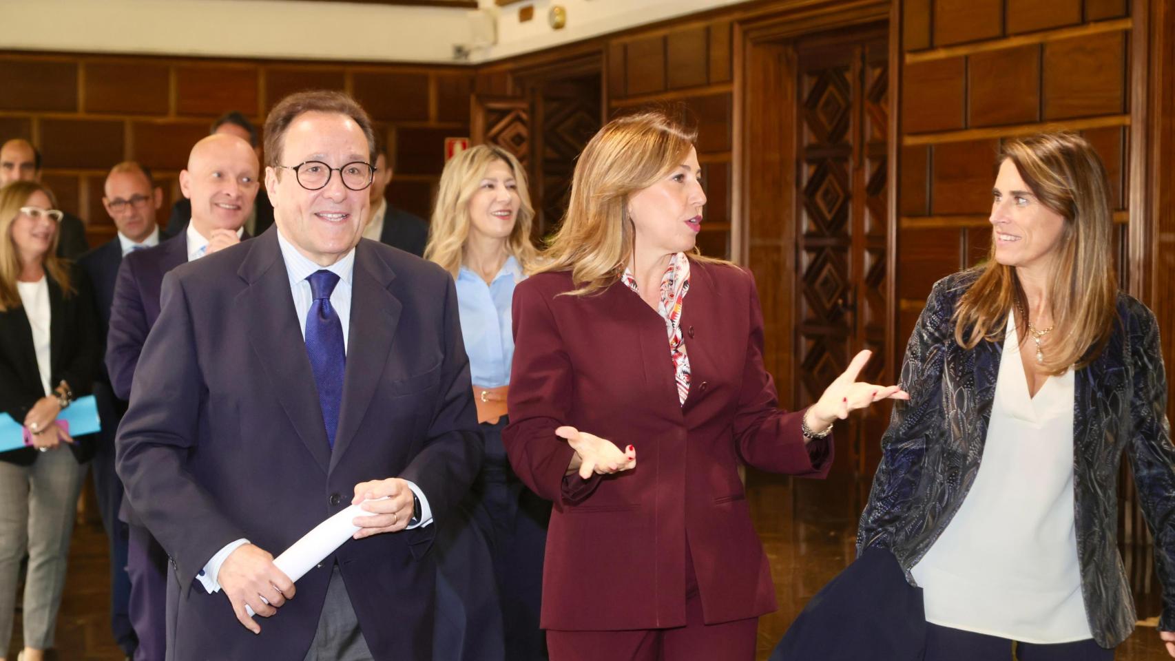 El vicepresidente de la Fundación CEDE, Ramón Adell, junto a la alcaldesa de Zaragoza, Natalia Chueca, y la vicepresidenta del Gobierno de Aragón, Mar Vaquero.
