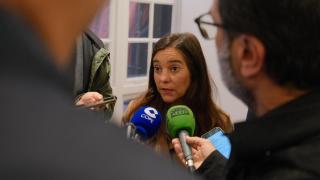 La alcaldesa de A Coruña, Inés Rey, atendiendo a los medios