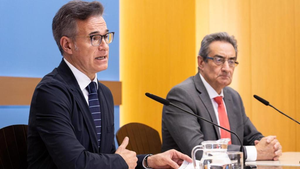 El concejal de Urbanismo, Víctor Serrano, junto al portavoz de Vox, Julio Calvo.