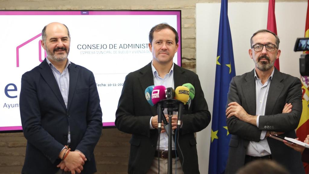 El alcalde de Toledo, Carlos Velázquez, este lunes junto al concejal de Vivienda (i.) y el gerente de la EMV (d.).
