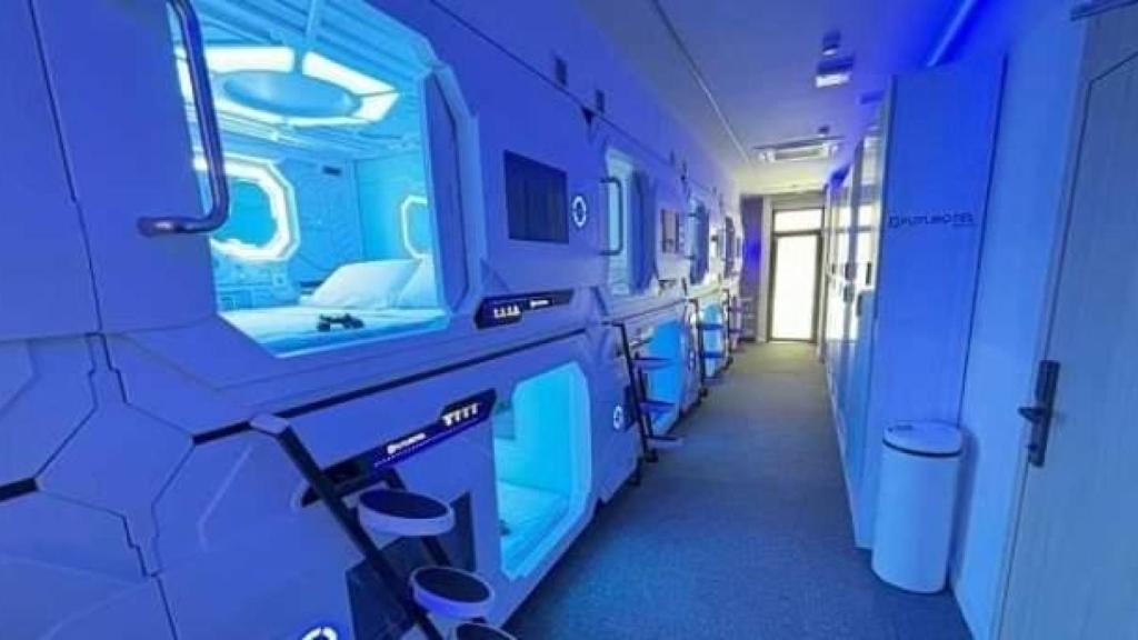 El hotel del futuro de Sevilla que te permite dormir en una nave espacial