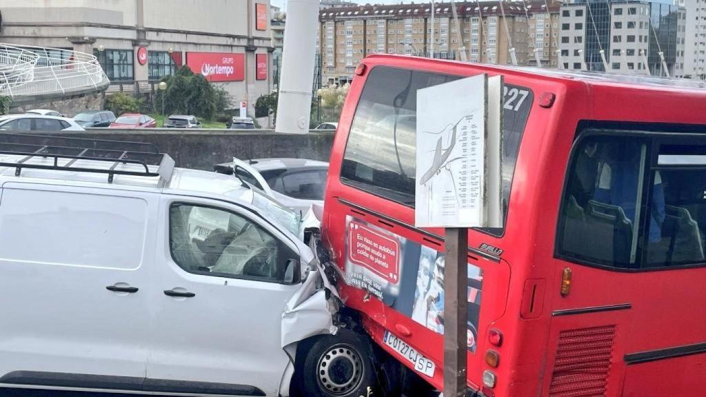 Colisión entre una furgoneta y un autobús urbano en la entrada de A Coruña este lunes.