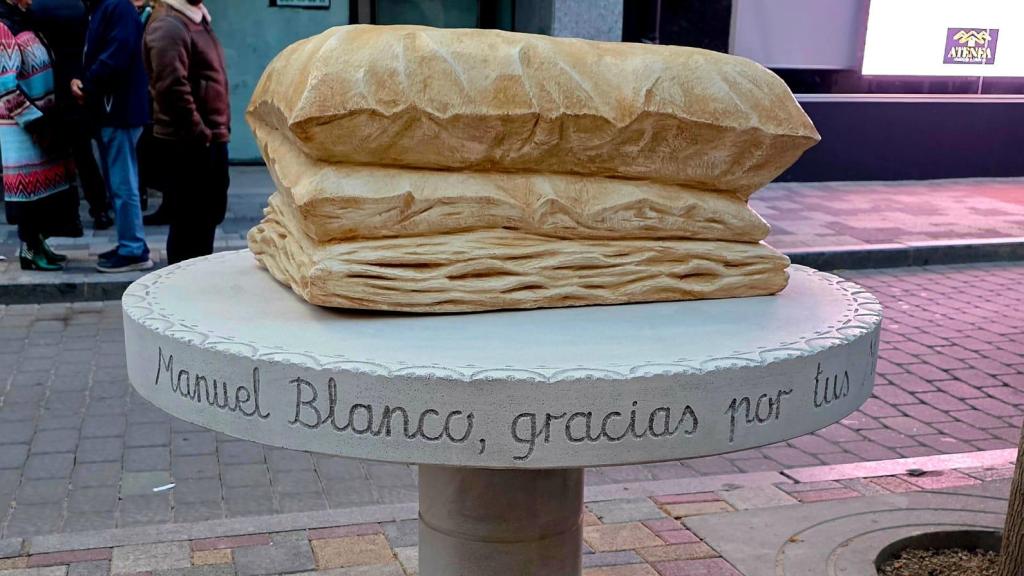 La Roda homenajea al creador de su dulce más típico con la escultura de un miguelito gigante: Sin palabras
